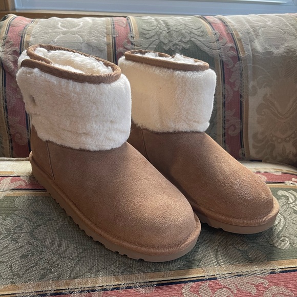 UGG Kids' Classic Jona Luxury Boot. Size 4 Kids
N18-16 - Picture 4 of 8